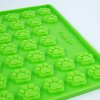 Silikonová pečící formička na pamlsky COLLORY tlapky 3 x 3 cm – zelená