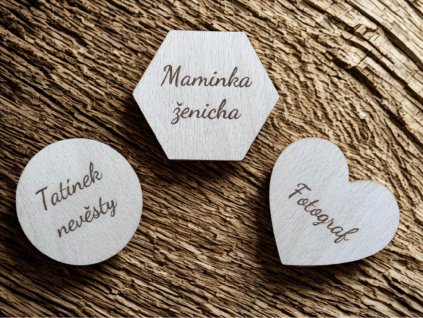 drevene jmenovky na svatebni stul