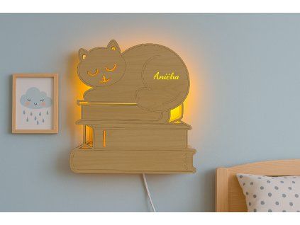 dětská dřevěná lampička se jménem kočka