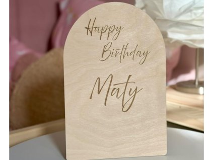 narozeninova cedule se jmenem happy birthday