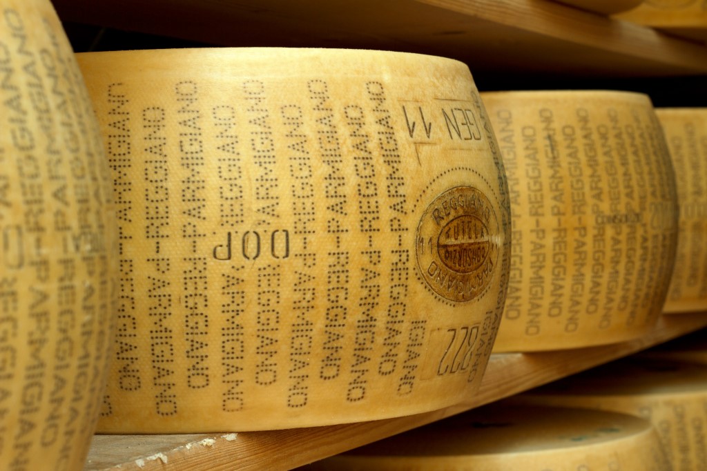 Parmigiano Reggiano: Král sýrů s bohatou historií a unikátní chutí