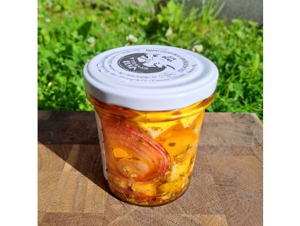 Čerstvý sýr nakládaný v oleji