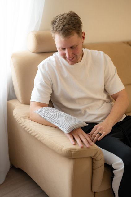 Nahřívací polštářek Orion šedý pro úlevu od bolesti kloubů