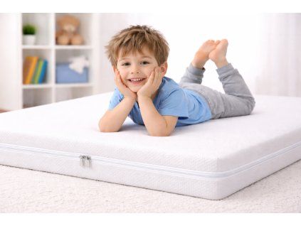 Šťastný chlapec na posteli