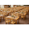 Prázdná restaurace s dřevěnými stolem