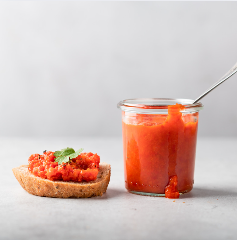 Domácí ajvar z pečených paprik a lilku – balkánská pochoutka