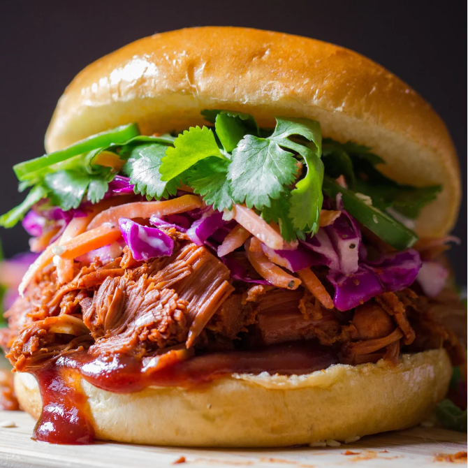 Kachní burger se Zeleninádou a Cibuládou – česká klasika v moderním stylu