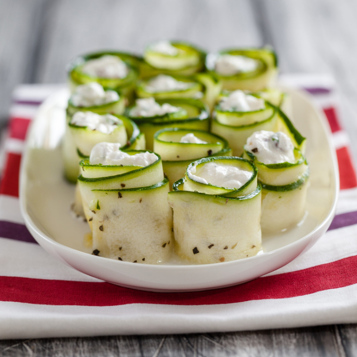 Cuketové rolky se slaninou a kozím sýrem – Tapas předkrm ve skleničce