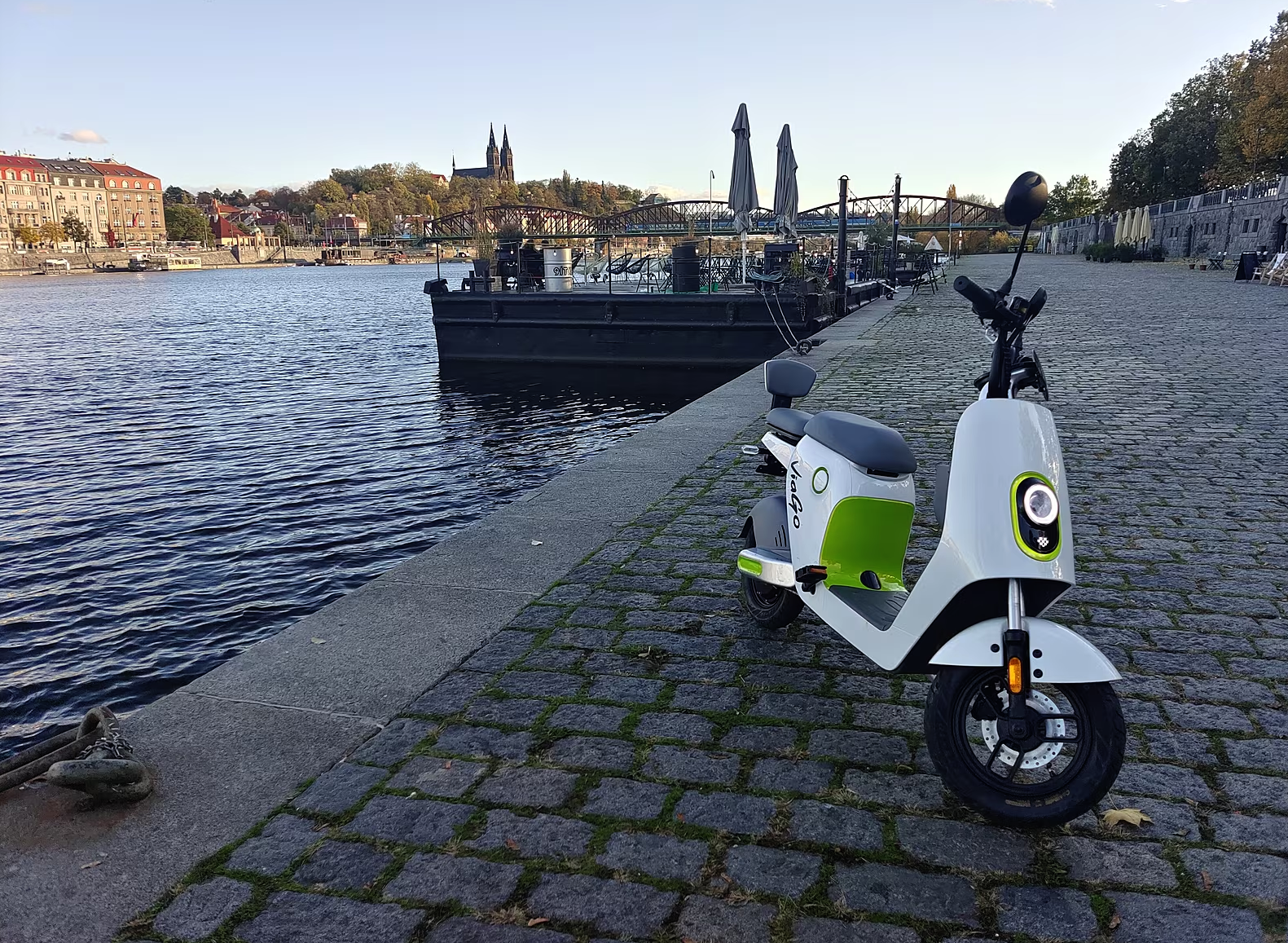 Testovací jízda elektro motorky ViaGo Tokio v iDnes