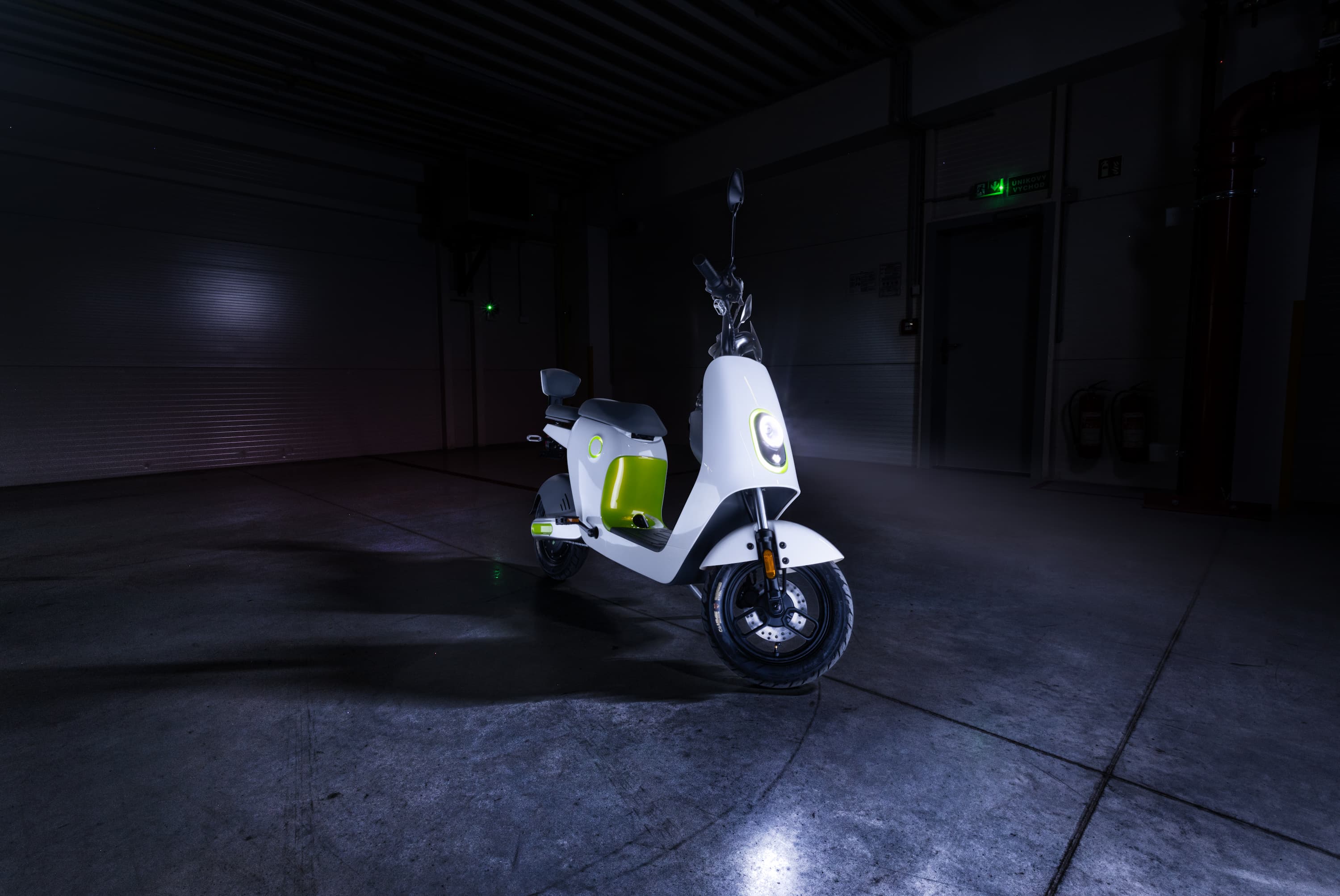 TESLÁČEK.TV otestoval elektroskútr ViaGo Tokio