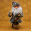 Vianočná dekorácia – spievajúci fúzatý Santa Claus v sivom oblečení