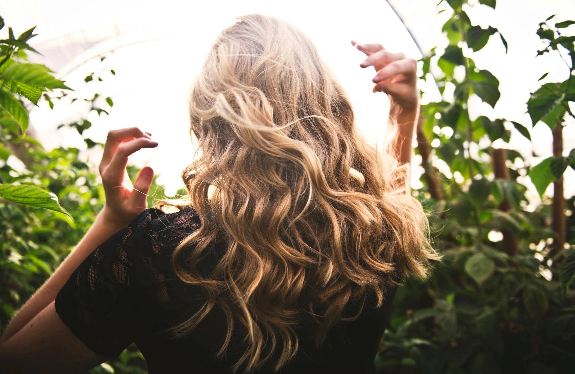 Vlasy a nehty: jak je posílit zevnitř i zvenku