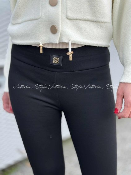 Legíny Sareh s ovečkou