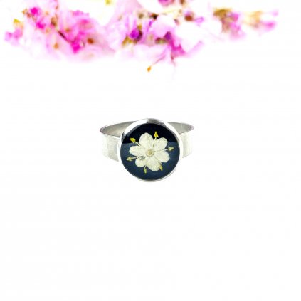 prsten černý s květinou