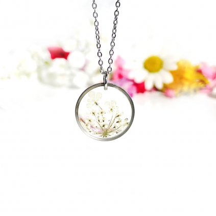 šperk z pryskyřice a květinou (2)