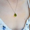 náhrdelník olivově zelený ze skla kapka slza náhrdelník
