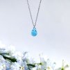 světle modrý náhrdelník ze skla