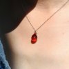 náhrdelník rudý ze skla skleněný náhrdelník s chirurgickou ocelí kapka (1)