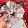 květinová gumička scrunchies do vlasů