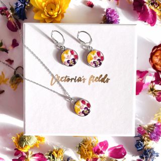 1,2,3,4,5 nebo 6? Která sada se vám líbí nejvíc? ☺️💐🌷🌻 Všechny sady už jsou k mání na e-shopu. 🌸 #victoriasfields #sperky...