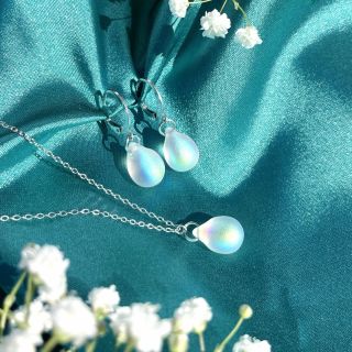 Šperky, které jsem nazvala Sněhová vločka. Vločka, která tančí v zimním větru a zachycuje světlo jako diamantový prach. ✨...