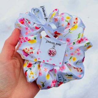 Máte doma malou princeznu? 👸🎀 Myslím, že se jí z těchto květinových pokladů u vánočního stromečku rozsvítí oči. 😊🌷🌸...