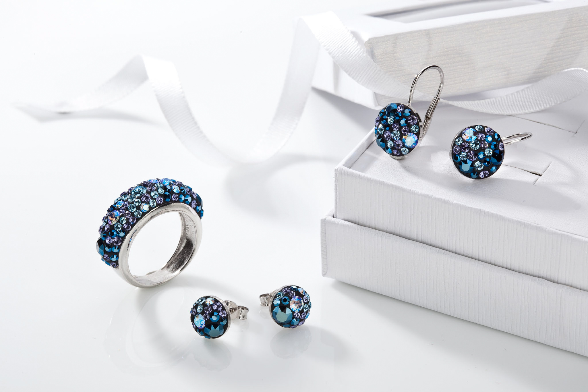 Hledáte šperk, který bude působit vznešeně a upoutá pozornost? Vsaďte na zdobení modrým kamenem