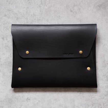 KOŽENÝ OBAL / POUZDRO NA MacBook - ČERNÝ