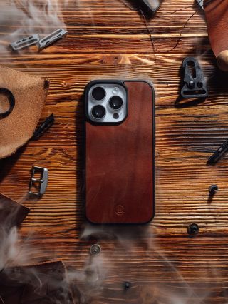 Kůže jakožto přírodní materiál je naprostý kontrast k technickému zařízení jako jsou hodinky nebo telefon a přesto...