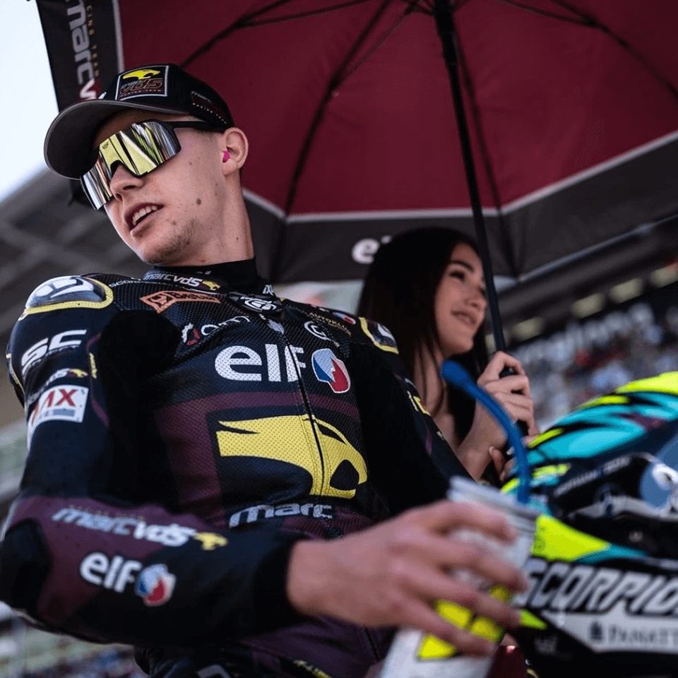 Ciclista con gafas deportivas VIF One