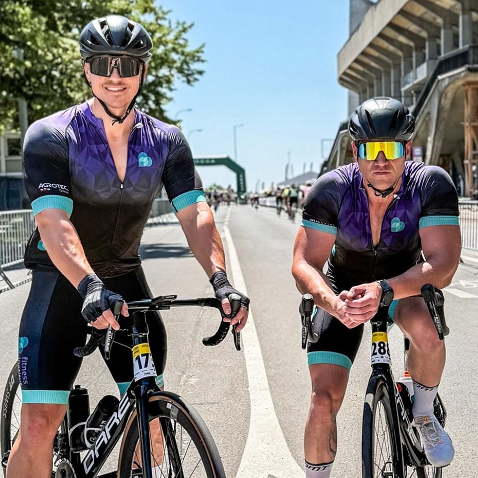 Ciclistas con gafas deportivas VIF One