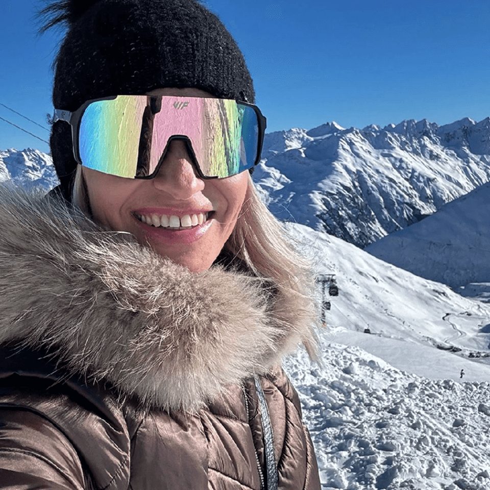 Deportista con gafas VIF One en la montaña