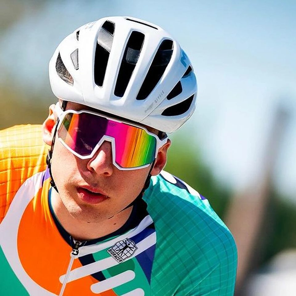 Ciclista con gafas deportivas VIF Two