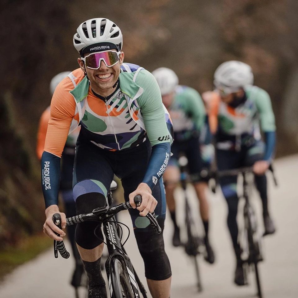 Ciclistas en grupo con gafas VIF Two