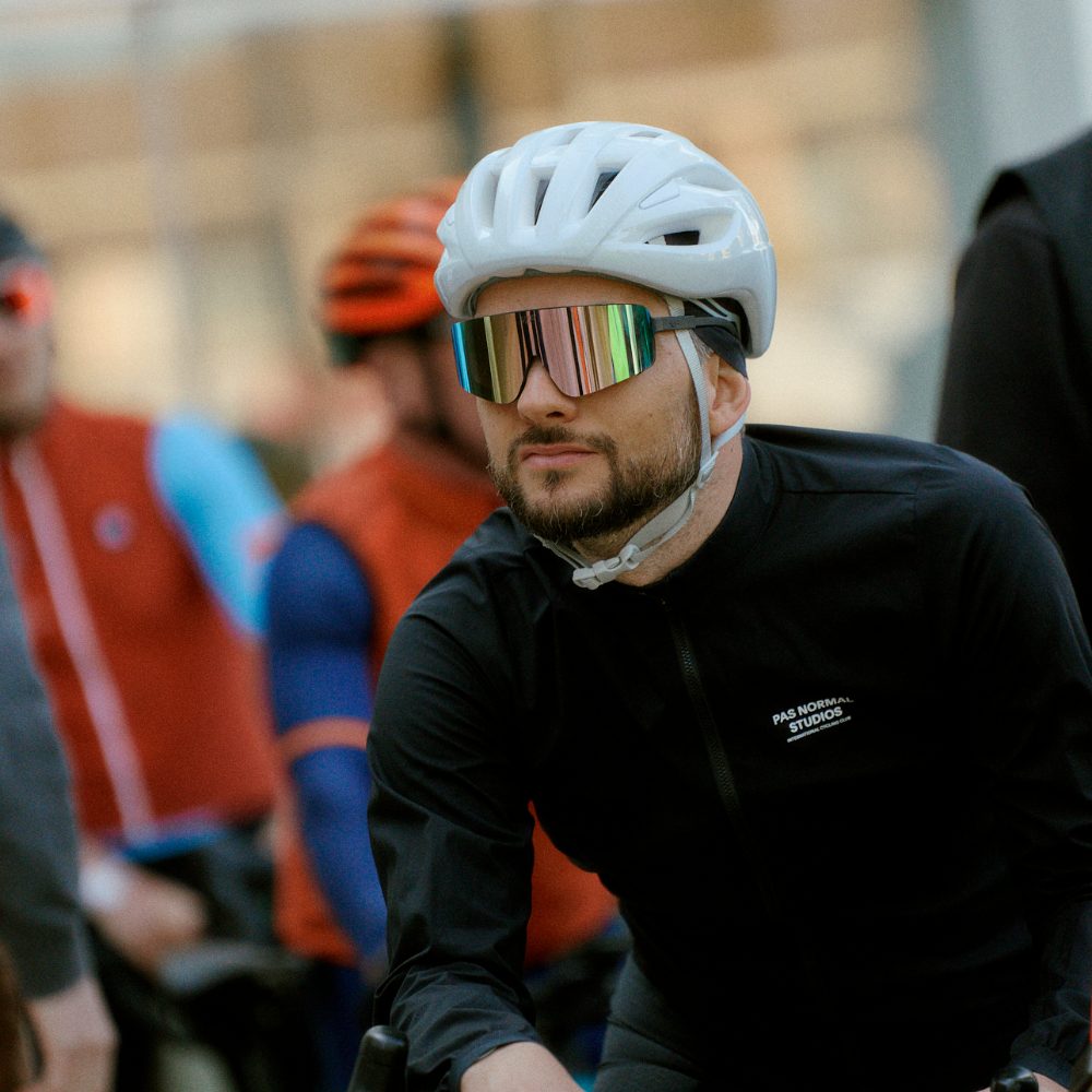 Ciclista con gafas deportivas VIF Flex