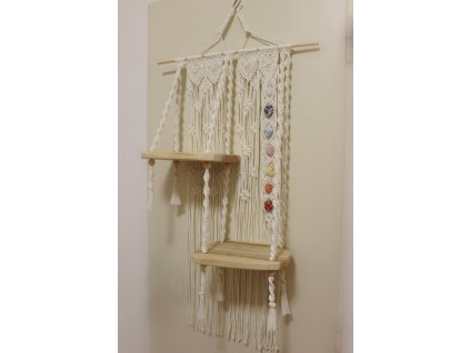 Závesné macramé na stenu s poličkami a 7 čakrovými kryštálmi