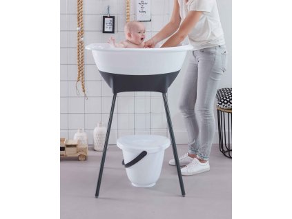 5-teiliges Bade-Set Luma Schneeweiß mit Handtuch, besteht aus einer Plastikbadewanne, einem Ständer unter der Wanne, einem Windeleimer mit Deckel, einem farblich abgestimmten Handtuch und einem Abflussschlauch. Der Preis des Sets ist im Vergleich zum Einzelkauf ermäßigt!