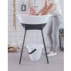 5-teiliges Bade-Set Luma Schneeweiß mit Handtuch, besteht aus einer Plastikbadewanne, einem Ständer unter der Wanne, einem Windeleimer mit Deckel, einem farblich abgestimmten Handtuch und einem Abflussschlauch. Der Preis des Sets ist im Vergleich zum Einzelkauf ermäßigt!