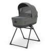 Die Aptica XT Taiga Green Babywanne on Stand Up Stand kann für Neugeborene oder unterwegs als Kinderbett verwendet werden