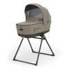 Die Aptica XT Tuareg Beige Babywanne on Stand Up Stand kann für Neugeborene oder unterwegs als Kinderbett verwendet werden