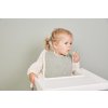 Beim Essen müssen Sie die Kleidung Ihres Babys vor Verschmutzung schützen, ohne es daran zu hindern, die Vielfalt der Aromen zu entdecken. Die trendigen Lätzchen von Bébé-Jou sind die Lösung.