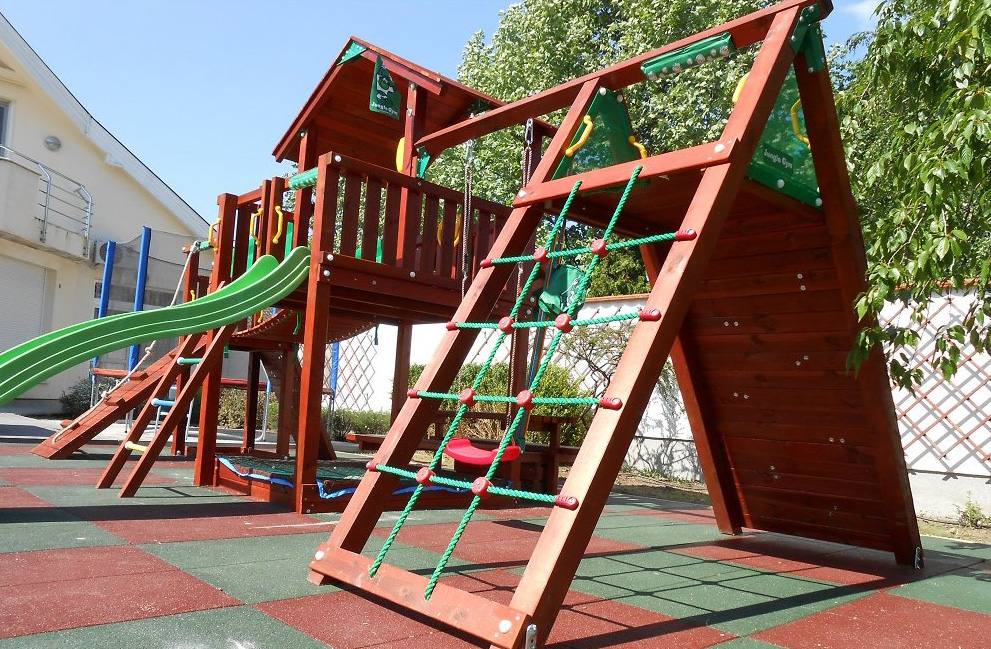 Vybíráme dětské hřiště na zahradu: materiály, bezpečnost a design