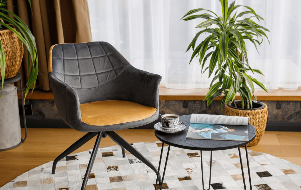 Židle s područkami v industriálním stylu. Proč po nich všichni šílí?