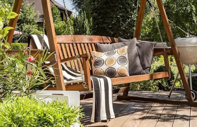 Zahradní houpačky – nový trend zahradní relaxace, který musíte mít