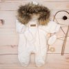 Zimní velurová zateplená kojenecká kombinéza s odnímatelnou hnědou kožešinou a rukavicemi 56-86 bílá