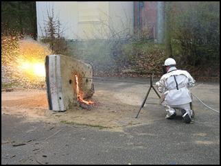 Kyslíkové kopí řeže beton i železo.