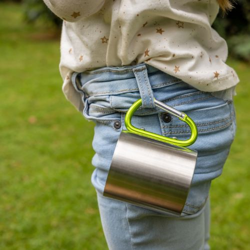 Výbava na ven – hrníček na karabině