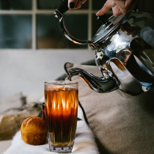 Čajové servírování – hrnky a konvice