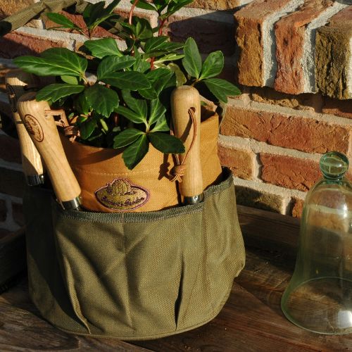 Ruční nářadí – lopatka, rukavice, práce v půdě