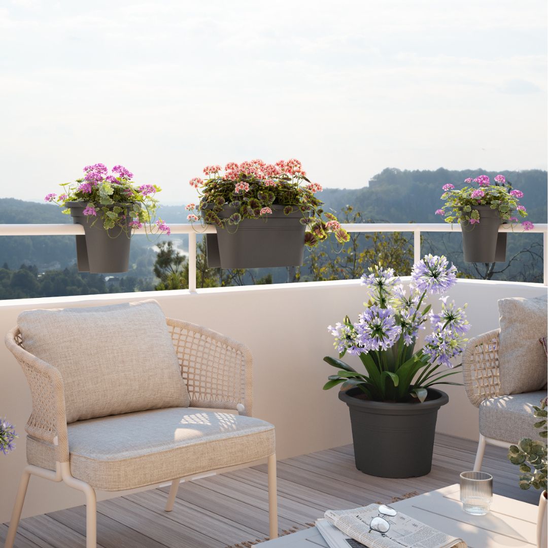 Jarní balkon s květinami a příjemnou atmosférou